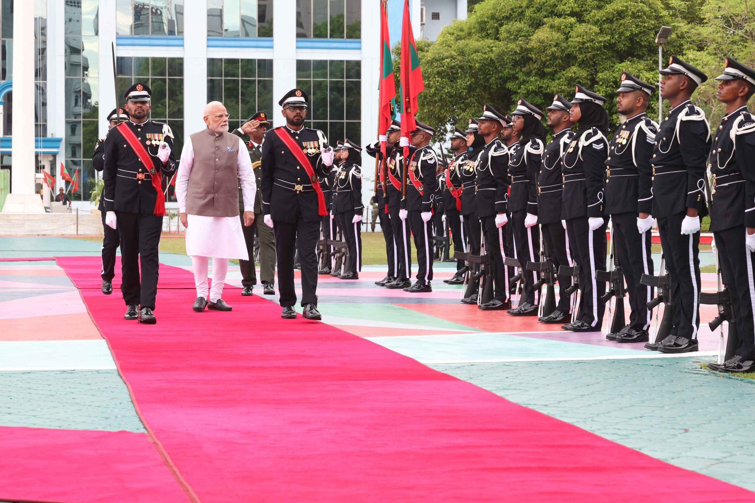 प्रधानमंत्री नरेन्‍द्र मोदी को मॉलदीव की राजधानी माले पहुंचने पर गार्ड ऑफ ऑनर से सम्‍मानित किया गया
