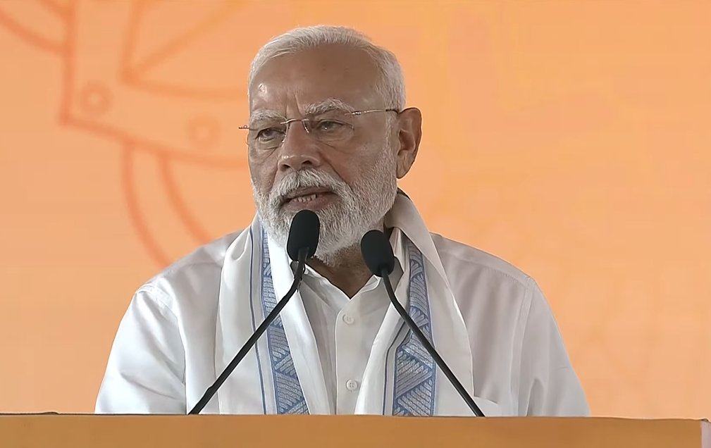 তামিলনাড়ু সফরের দ্বিতীয় দিনে আজ প্রধানমন্ত্রী নরেন্দ্র মোদী চোলাপুরম মন্দিরে আদি তিরুবতীরাই উৎসবের মাধ্যমে মহান চোল সম্রাট প্রথম রাজেন্দ্র চোলের জন্মবার্ষিকী উদযাপনে অংশগ্রহণ করবেন