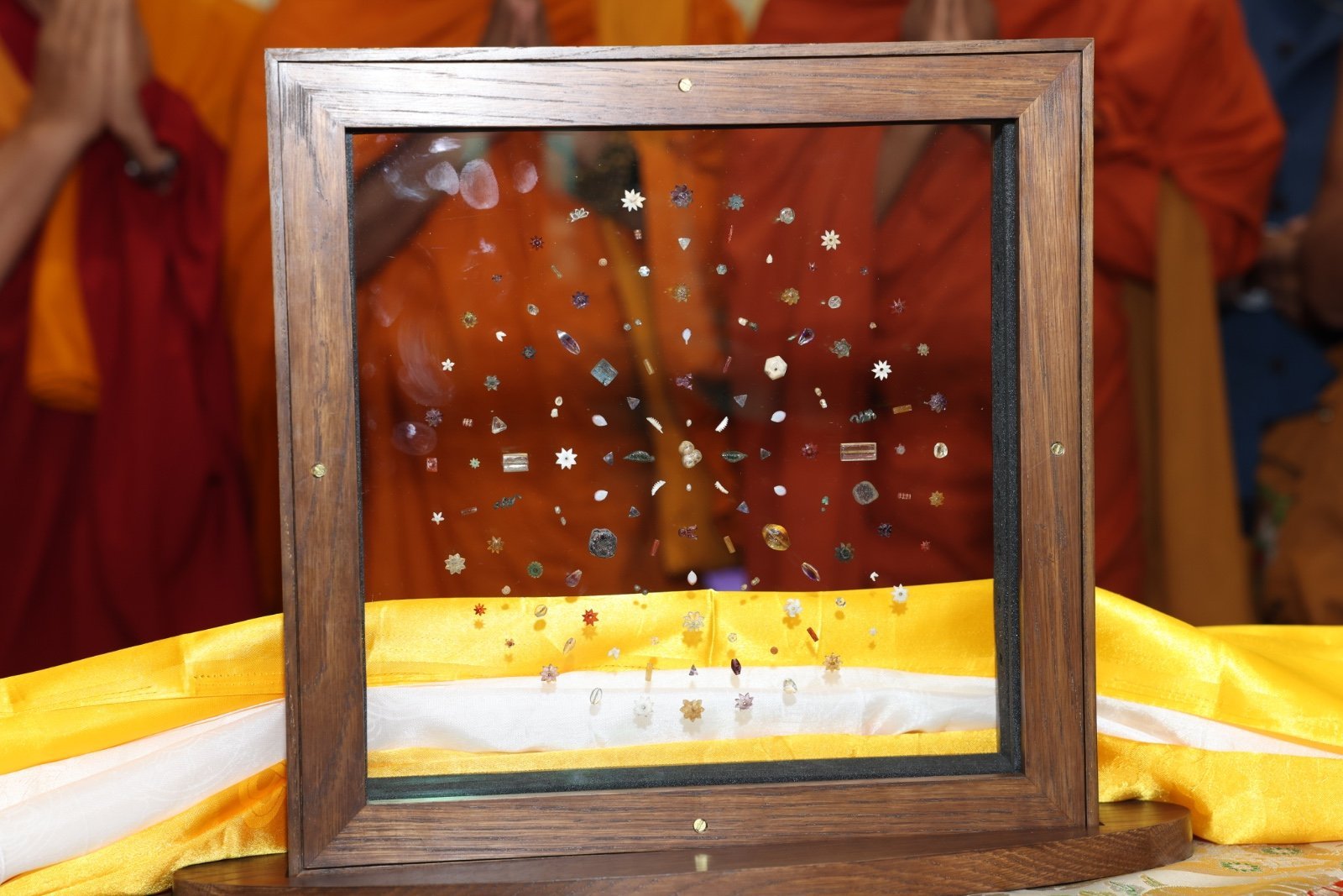 नीलामी घर सोथबी ने भारत को बुद्ध के अवशेषों से जुड़े माने जाने वाले पवित्र रत्नों का एक सेट लौटाया