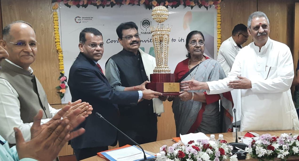 પંચમહાલ જિલ્લા સહકારી બેન્કને રાજ્યની શ્રેષ્ઠ સહકારી જિલ્લા બેન્કનો પુરસ્કાર
