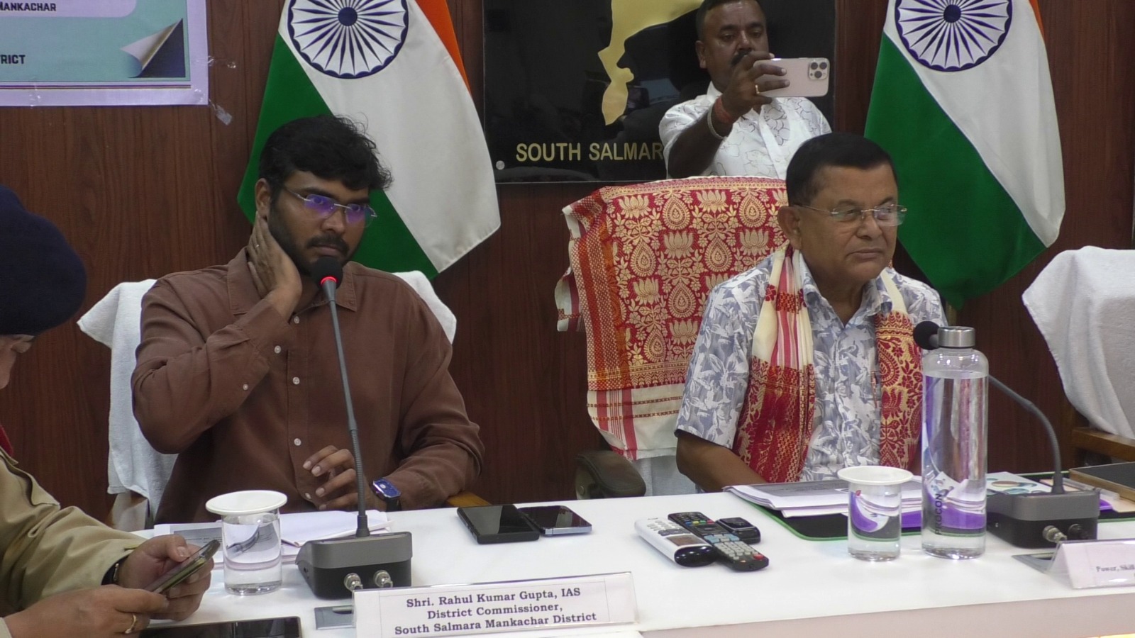 মানকাচৰৰ হাটশিঙিমাৰী জিলা আয়ুক্তৰ কাৰ্যালয়ত প্ৰশাসন আৰু বিভিন্ন বিভাগৰ মুৰব্বী বিষয়াৰ সৈতে মন্ত্ৰী প্ৰশান্ত ফুকনৰ পর্যালোচনা বৈঠক