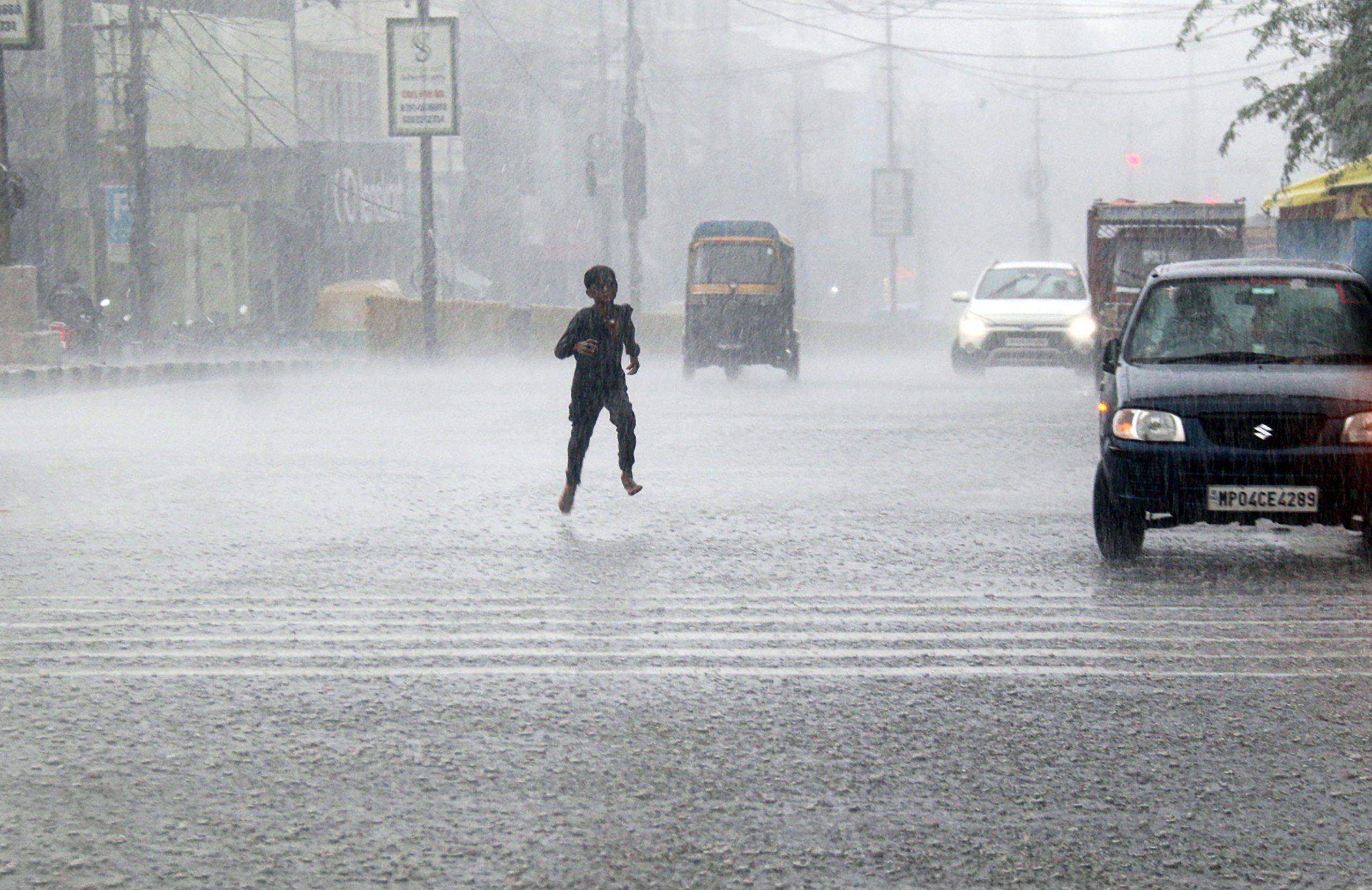 Heavy Rains Disrupt Life in Madhya Pradesh; Army Deployed for Rescue in Guna, Red Alert Issued