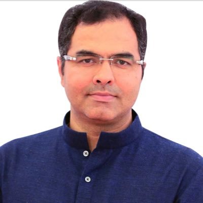 दिल्‍ली सरकार में मंत्री परवेश साहिब सिंह ने ट्रैफिक पुलिस के जवानों और नई दिल्‍ली नगरपालिका परिषद के कर्मचारियों को कूल जैकेट का वितरण किया