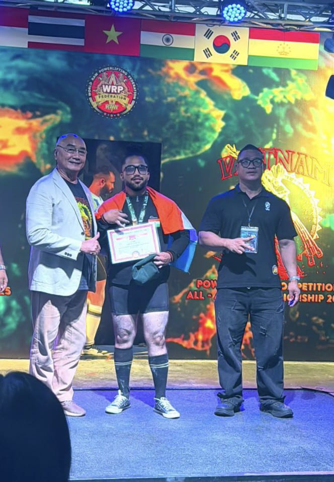 સુરતના ખેલાડી મોહસિન અલી-મોહમ્મદ શેઠે વિએતનામમાં યોજાયેલી પાવર-લિફ્ટીંગ સ્પર્ધામાં બે સુવર્ણ ચંદ્રક જીત્યા.