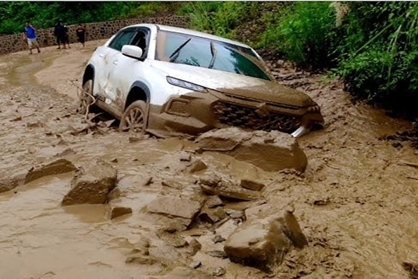 Nagaland: Road blockage due to mud & landslides