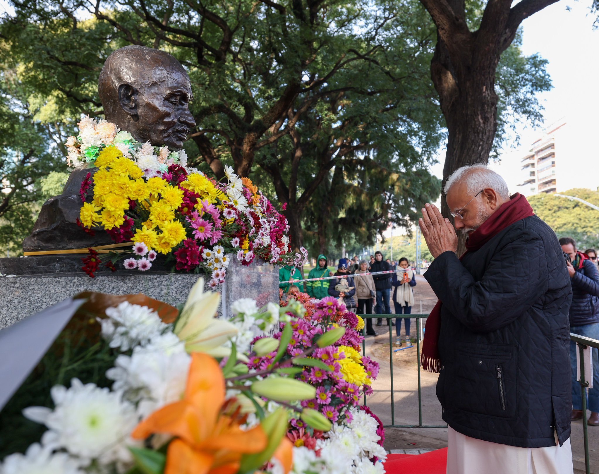 पीएम मोदी ने अर्जेंटीना में महात्‍मा गांधी और रबीन्‍द्र नाथ टैगोर की प्रतिमाओं पर अर्पित की पुष्पांजलि, कहा- बापू के विचारों का पूरी दुनिया में सम्मान