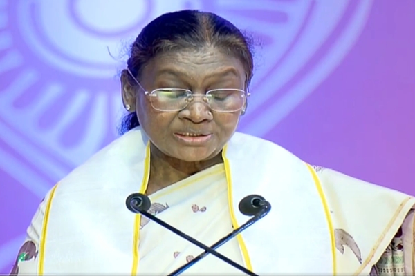 صدرِ جمہوریہ دروپدی مرمو نے آج مغربی بنگال کے نادیہ ضلعے میں ایمس کلیانی کے پہلے جلسہئ تقسیمِ اسناد میں شرکت کی