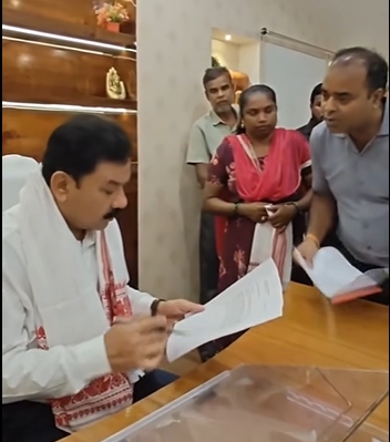 ধুবুৰীৰ আৱৰ্ত ভৱনত জিলা প্ৰশাসনৰ বিভাগীয় মুৰব্বীসকলৰ সৈতে মন্ত্ৰী ৰঞ্জিত কুমাৰ দাসৰ গুৰুত্বপূৰ্ণ বৈঠক