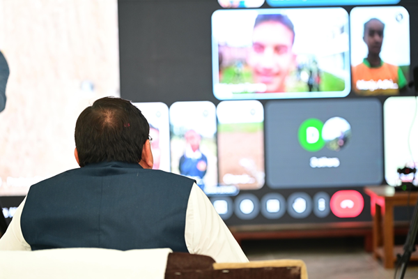 मुख्यमंत्री पुष्कर सिंह धामी ने चम्पावत जिले के विभिन्न विद्यालयों के छात्रों से किया संवाद। स्कूलों में खेल सुविधाओं के संबंध में ली जानकारी
