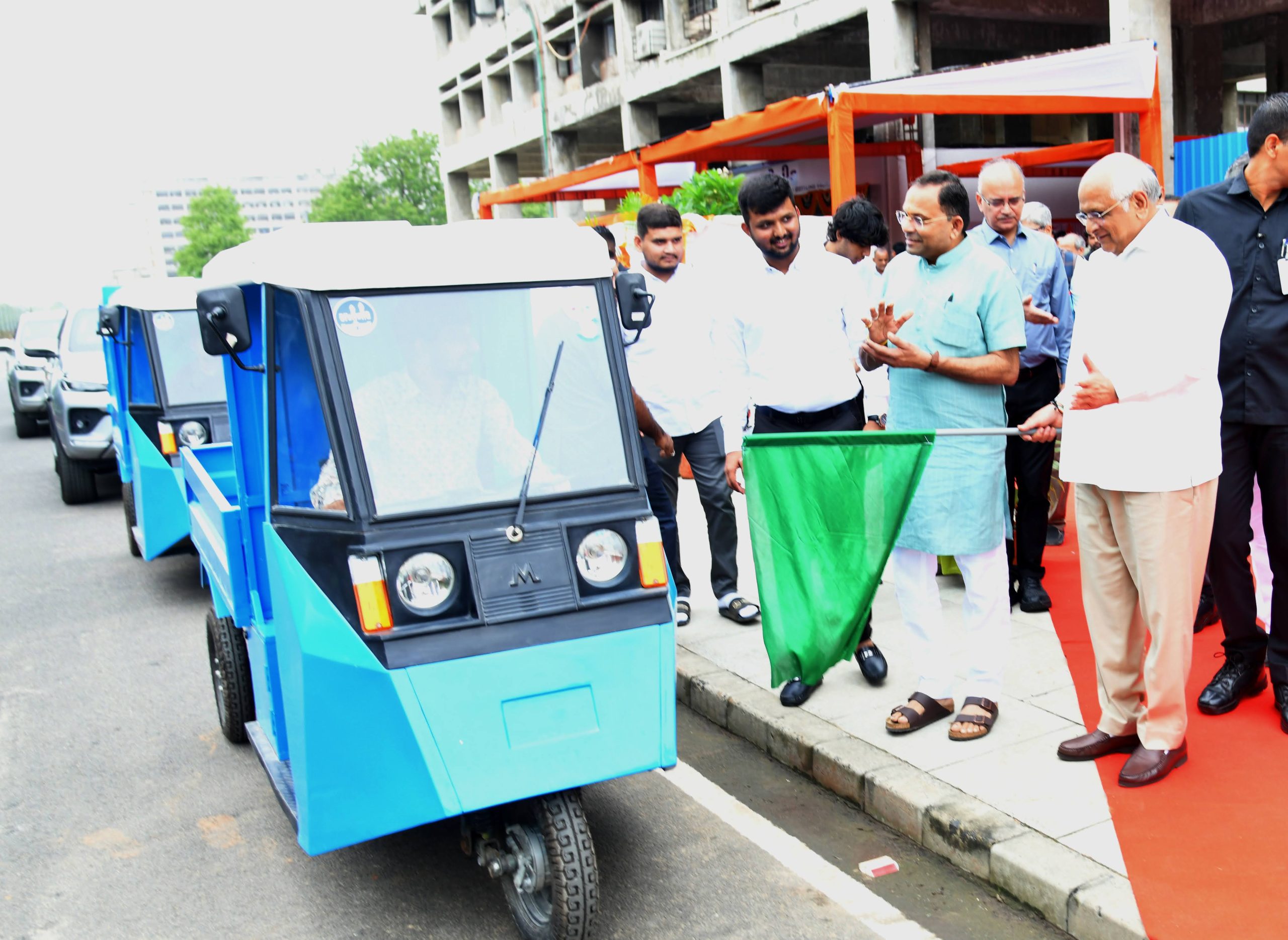 મુખ્યમંત્રી ભૂપેન્દ્ર પટેલે આજે ગાંધીનગર સચિવાલય પરિસરમાં કાચની બોટલમાં પાણી મળી શકે તેવા સુવિધા કેન્દ્રનો આરંભ કરાવ્યો