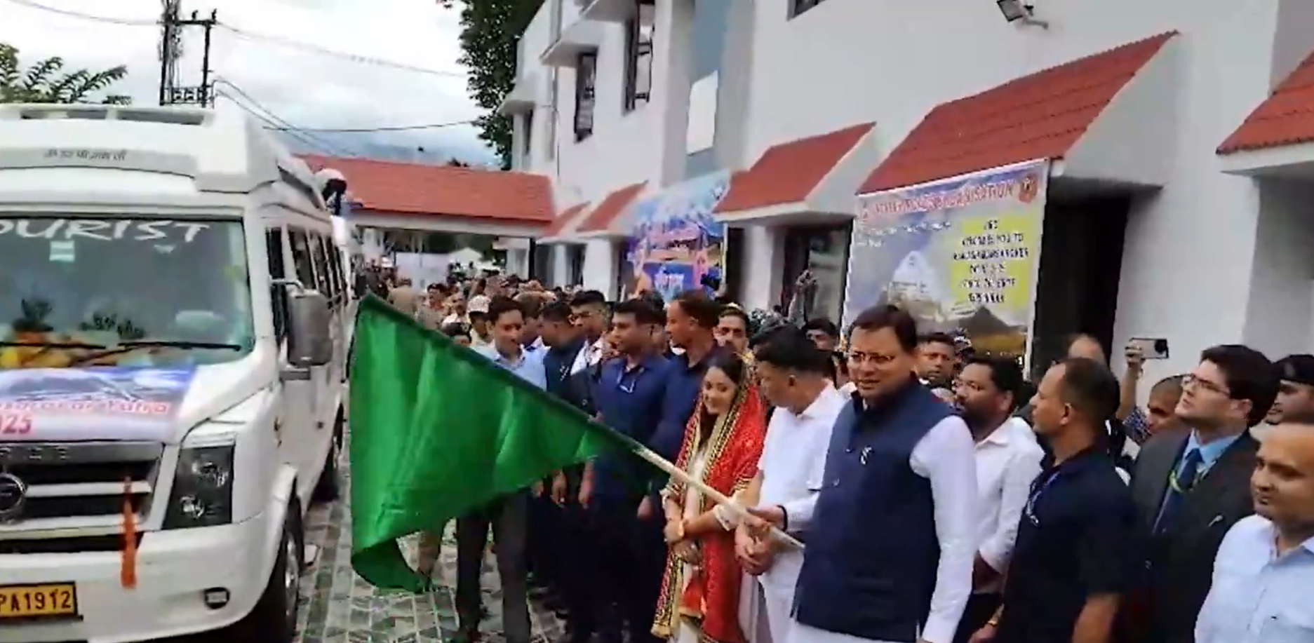 उत्तराखंड: मुख्यमंत्री पुष्कर सिंह धामी ने चंपावत जिले के टनकपुर से कैलाश मानसरोवर यात्रा के पहले जत्थे को हरी झंडी दिखाकर किया रवाना