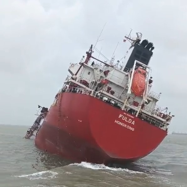 કંડલા બંદર પર કેમિકલ ભરેલા જહાજમાં વિસ્ફોટ થતાં લાગેલી આગમાં ફસાયેલા ચાલકદળના 21 સભ્યોને તટ રક્ષકની ટુકડીએ બચાવ્યા