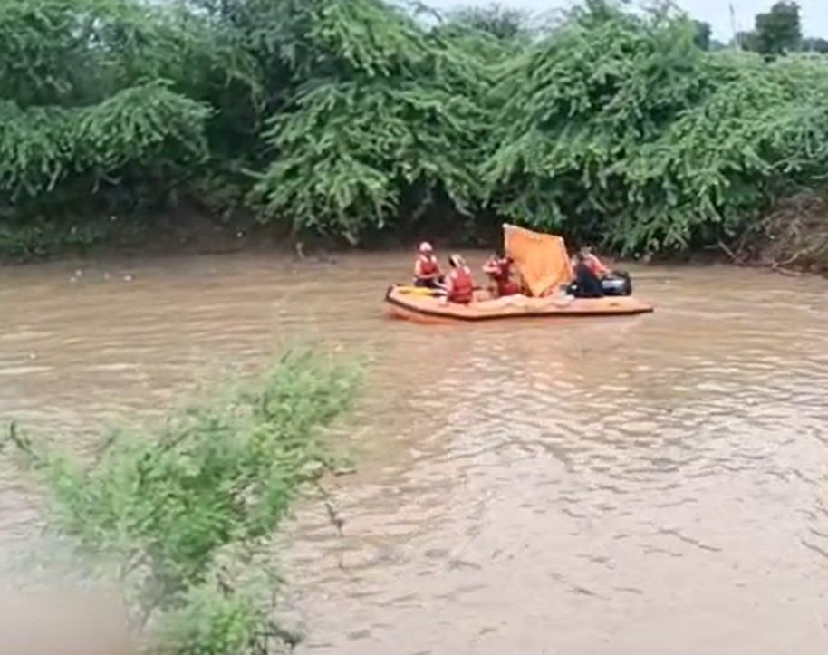 બોટાદના ગોધવટા ગામ કાર તણાઈ જતા ત્રણ લોકોના મોત
