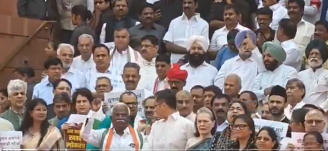 संसद भवन परिसरात विरोधकांचं निदर्शन