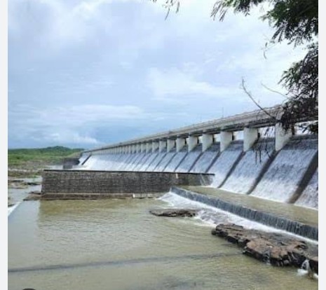 ભાવનગર જિલ્લાનો શેત્રુંજી બંધ આ મોસમમાં ત્રીજી વખત 100 ટકા ભરાતાં પાલીતાણા તથા તળાજા તાલુકાના અસરગ્રસ્ત ગામડાઓને ચેતવણી અપાઈ