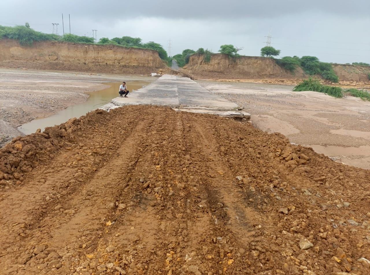કચ્છ જિલ્લામાં ભારે વરસાદના લીધે ક્ષતિગ્રસ્ત થયેલા રસ્તાઓને રીપેર કરવાની કામગીરી પૂરજોશમાં
