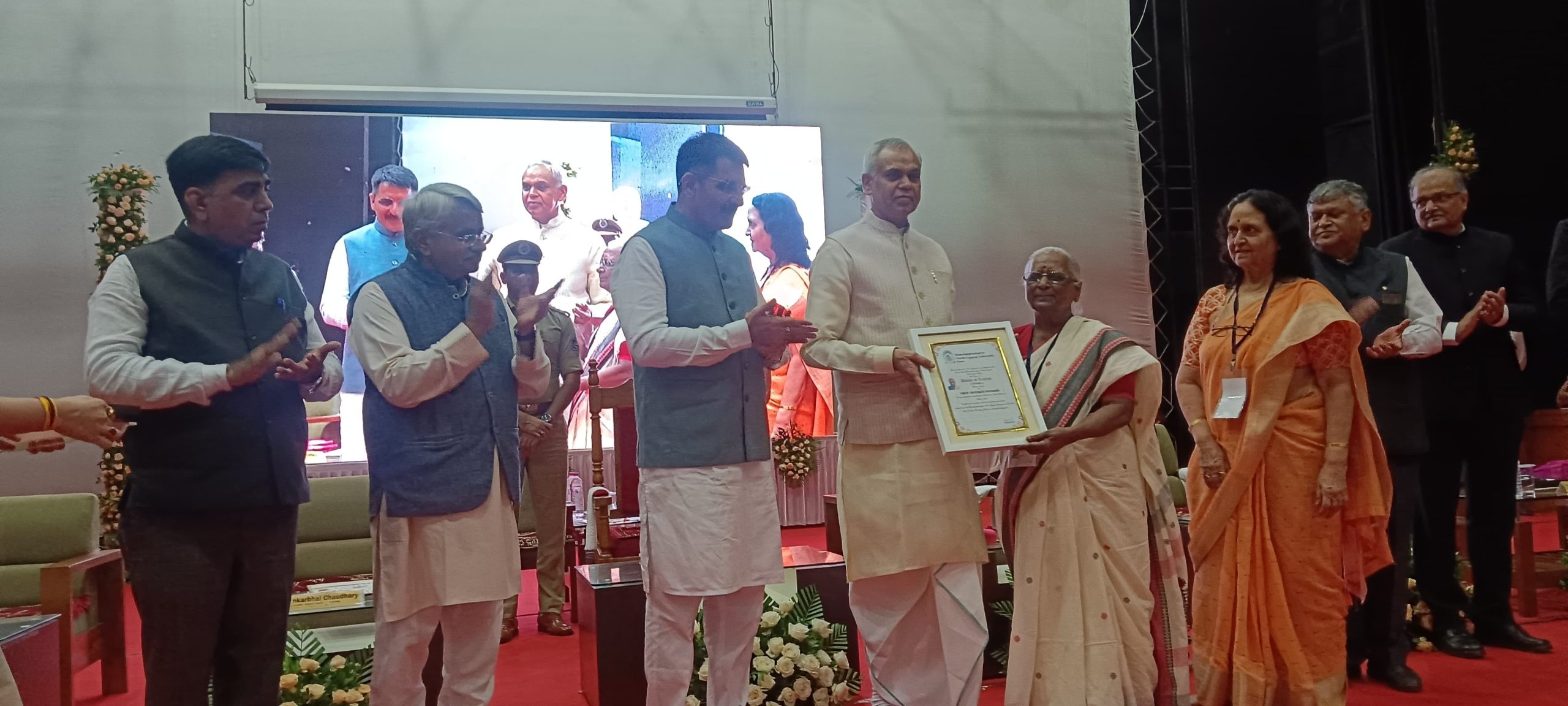 રાજ્યપાલ આચાર્ય દેવવ્રતના હસ્તે આજે પાટણ યુનિવર્સિટી ખાતે જુદી જુદી 10 ફેકલ્ટીના કુલ 444 વિદ્યાર્થીઓને સુવર્ણ ચંદ્રક એનાયત કરવામાં આવ્યા.