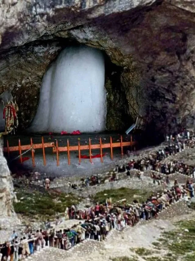 જમ્મુના ભગવતીનગર યાત્રી નિવાસ બેઝ કેમ્પથી અમરનાથ યાત્રાના પ્રથમ જૂથનું આજે વહેલી સવારે પ્રસ્થાન
