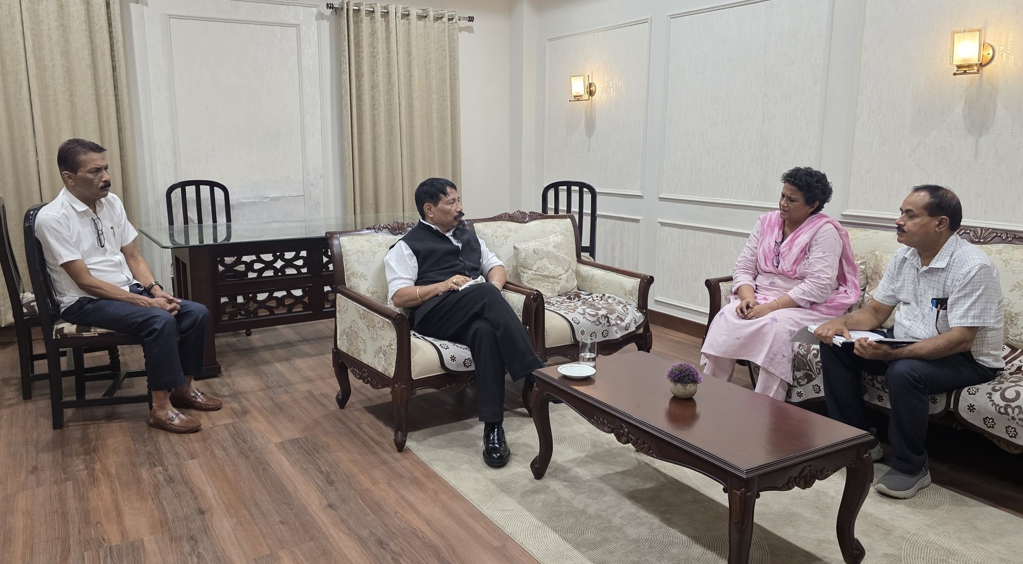 যোৰহাট জিলাৰ কৃষি আৰু আবকাৰী বিভাগৰ বিষয়াসকলৰ সৈতে কৃষিমন্ত্ৰী অতুল বৰাৰ পর্যালোচনা বৈঠক