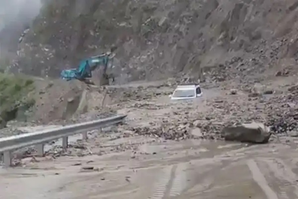 Clear weather helps expedite road restoration in Uttarkashi