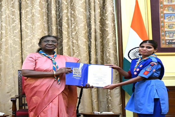 President Murmu presents Bharat Scouts & Guides Awards for 2018–2021 at Rashtrapati Bhavan