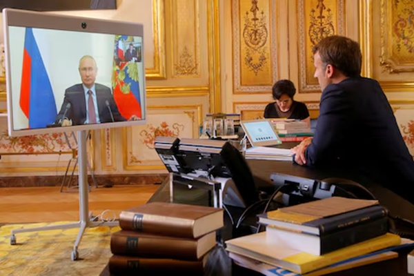 Russian President & French counterpart Macron hold 1st call in over 2 years