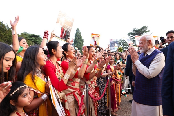 লন্ডনে পৌঁছোনোর পর প্রবাসী ভারতীয়রা প্রধানমন্ত্রীকে অভ্যর্থনা জানানোয় তিনি কৃতজ্ঞতা প্রকাশ করেছেন।