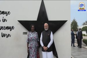 प्रधानमंत्री नरेन्‍द्र मोदी ने आज घाना की उपराष्ट्रपति जेन नाना ओपोकू-अग्येमांग के साथ अकरा में क्वामे नक्रूमा मेमोरियल पार्क का दौरा किया