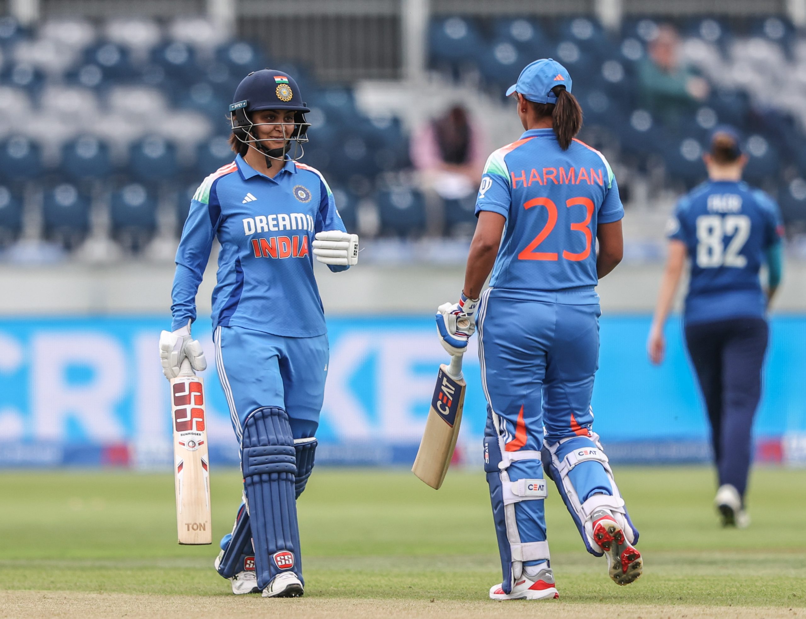 خواتین کرکٹ میں Chester-le-Street میں بھارت نے تیسرے اور آخری ایک روزہ میچ میں میزبان انگلینڈ کے سامنے جیت کیلئے 319 رن کا نشانہ رکھا ہے