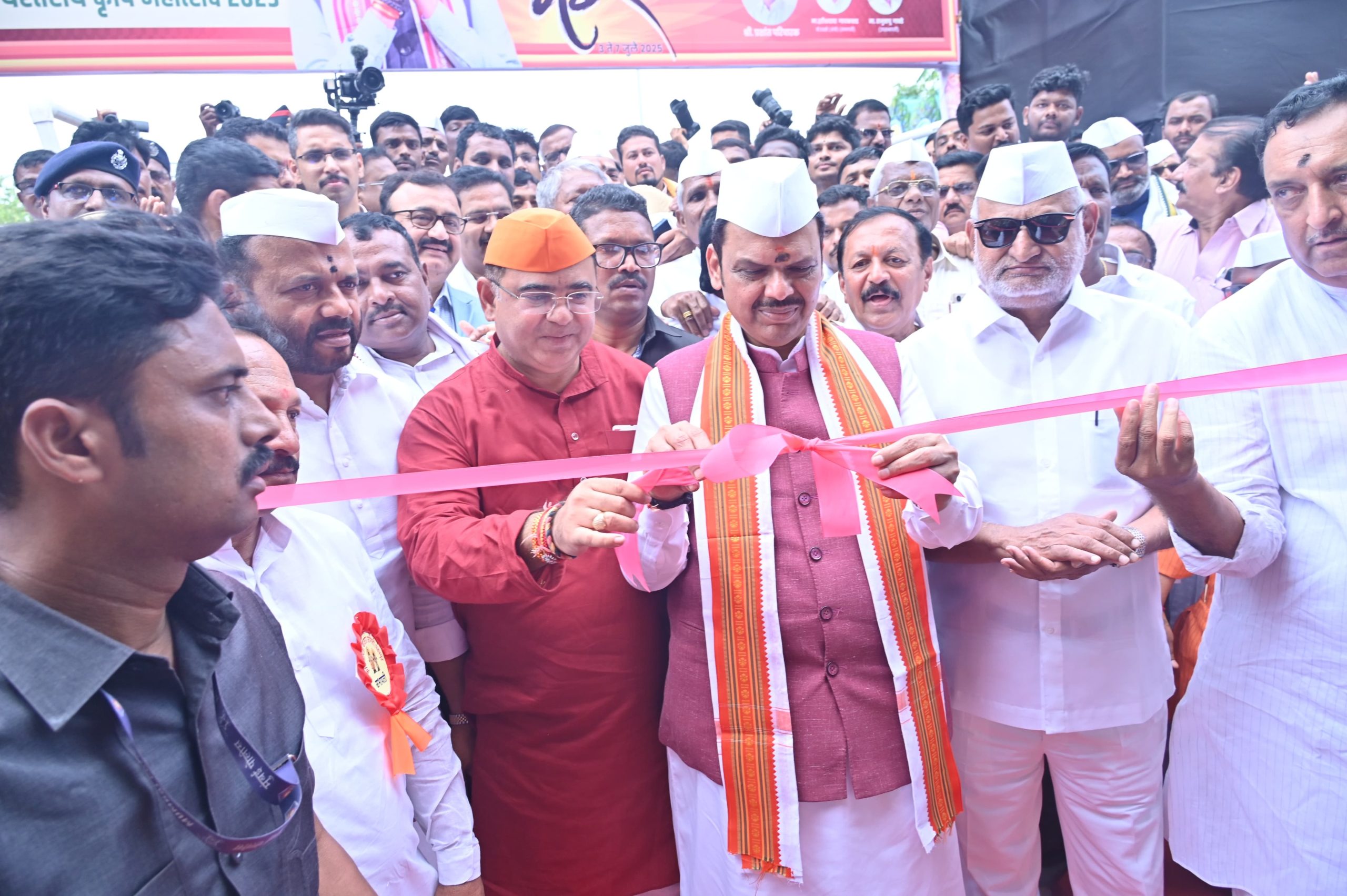 आषाढी एकादशीसाठी मोठ्या संख्येनं वारकरी पंढरपुरात दाखल, आरोग्य शिबिर, कृषी प्रदर्शनाचंही आयोजन