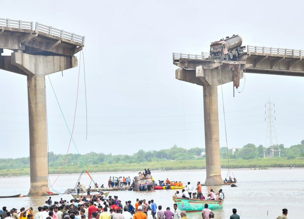 વડોદરાના ગંભીરા પુલ દુર્ઘટનામાં જવાબદાર ચાર અધિકારીઓને ફરજ મોકૂફ કરાયા