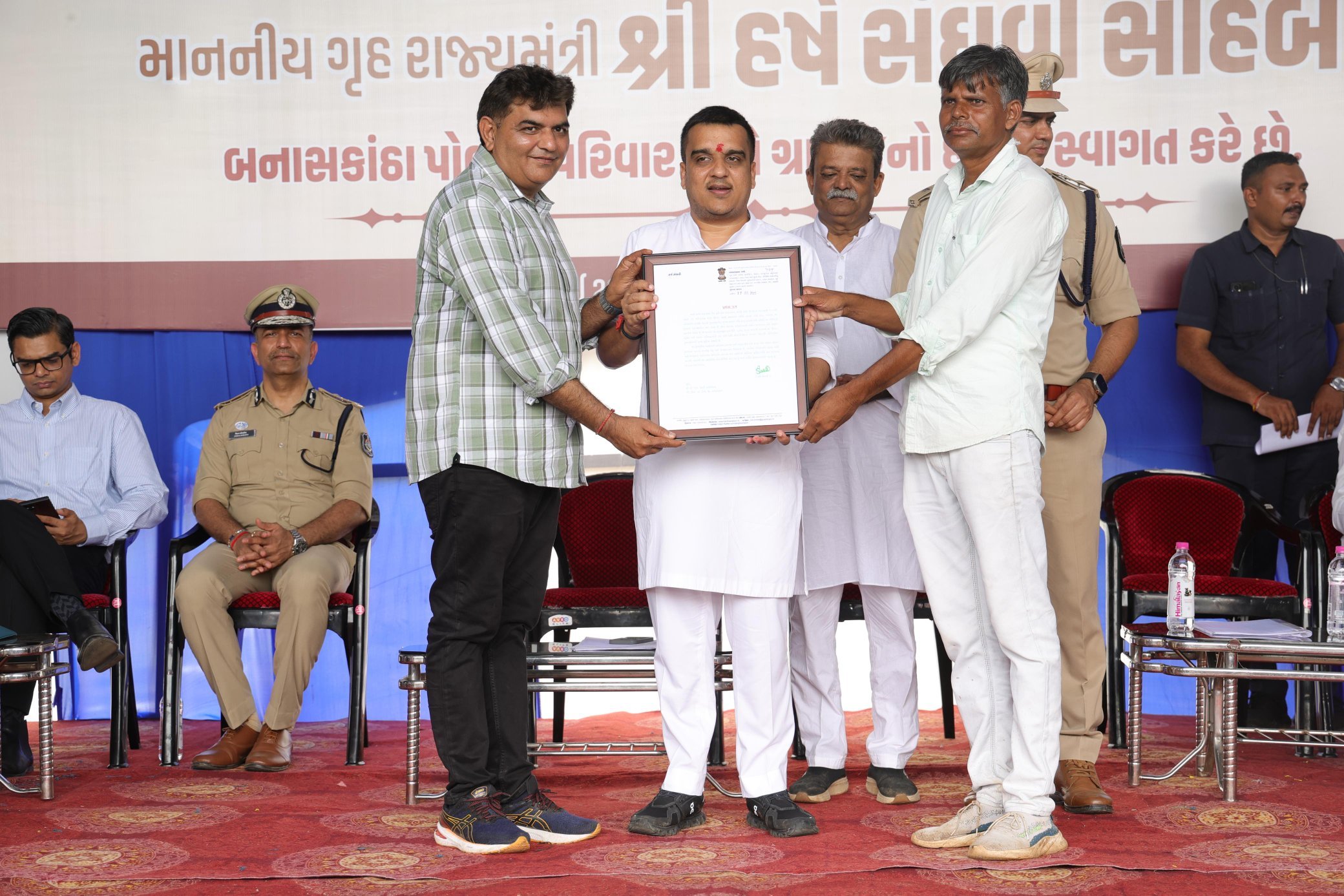 બનાસકાંઠાના મોટા પીપોદરા ગામમાં 29 આદિવાસી પરિવારોનું આજે ગૃહ રાજ્યમંત્રી હર્ષ સંઘવીએ પુનર્વસન કરાવ્યુ
