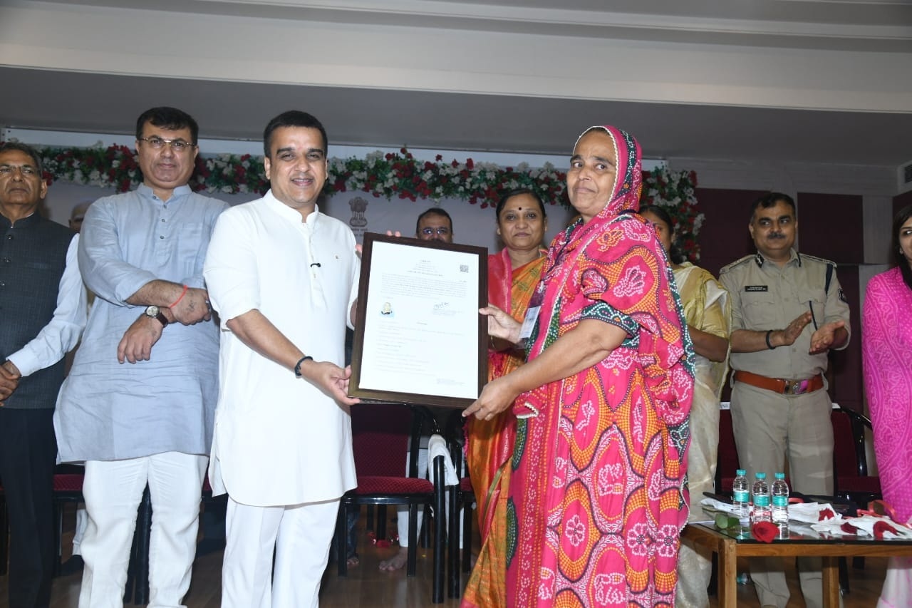 રાજકોટમાં ગૃહ રાજ્યમંત્રી હર્ષ સંઘવીની ઉપસ્થિતિમાં 185 લોકોને નાગરિકતા સુધારા અધિનિયમ CAA અંતર્ગત ભારતીય નાગરિકતા આપવામાં આવી.