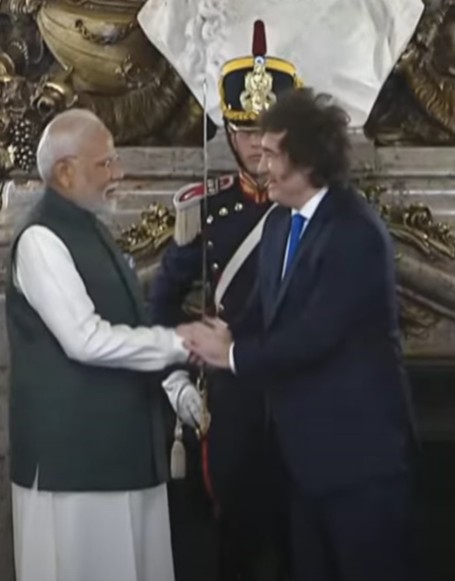 પ્રધાનમંત્રી નરેન્દ્ર મોદીએ આર્જેન્ટિનાની મુલાકાત દરમિયાન મહાન સ્વાતંત્ર્ય સેનાની જોશ ડે સૈન માર્ટિનની પ્રતિમાને શ્રદ્ધાંજલી અર્પી