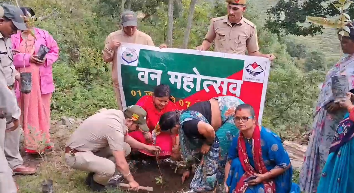 वन महोत्सव के अवसर पर पौड़ी जिले की वन पंचायत कमेड़ा में विभिन्न प्रजातियों के पौधों का रोपण किया गया