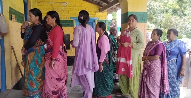 अल्मोड़ा जिले के छह विकासखंडों में हो रहा मतदान