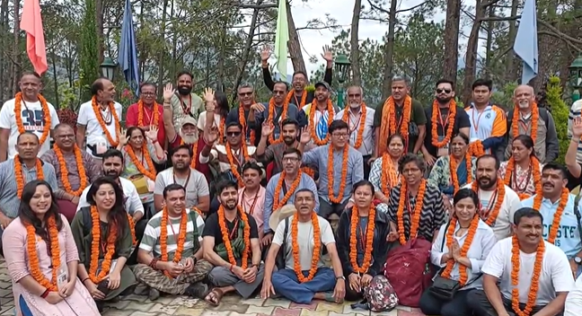 कैलाश मानसरोवर यात्रा का पहला दल टनकपुर से पिथौरागढ़ पहुंचा, 11 राज्यों के 45 यात्री हैं शामिल