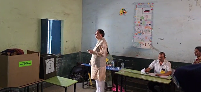 मुख्यमंत्री पुष्कर सिंह धामी ने ऊधमसिंह नगर जिले के नगला तराई में वोट डाला, सभी ग्रामीण मतदाताओं से उत्साहपूर्वक मतदान करने की अपील की