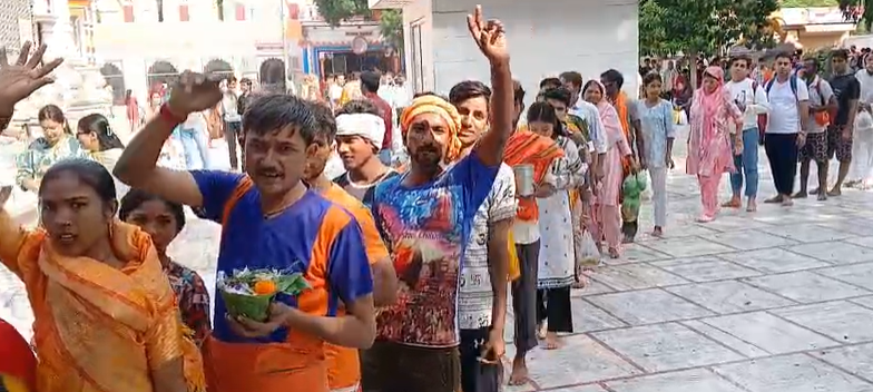 हरिद्वार में श्रावण मास की शिवरात्रि पर शिवालयों में श्रद्धालुओं की भारी भीड़ उमड़ी