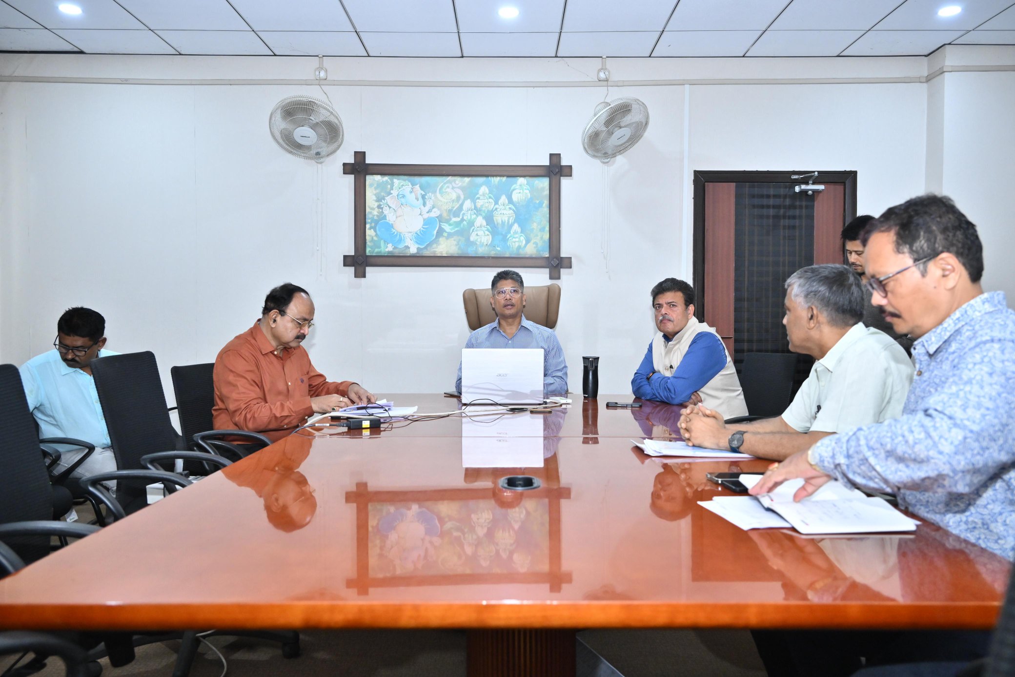 জলসম্পদ বিভাগৰ বিষয়াসকলৰ সৈতে জনতা ভৱনত পীযুষ হাজৰিকাৰ বৈঠক