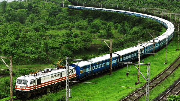 ভূমিস্খলনৰ ফলত লামডিং-বদৰপুৰৰ ৰে’লপথৰ কেইবাখনো ৰে’ল বাতিল