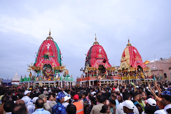 Lakhs of devotees in Puri for Suna Besha Ritual of Lord Jagannath and Siblings