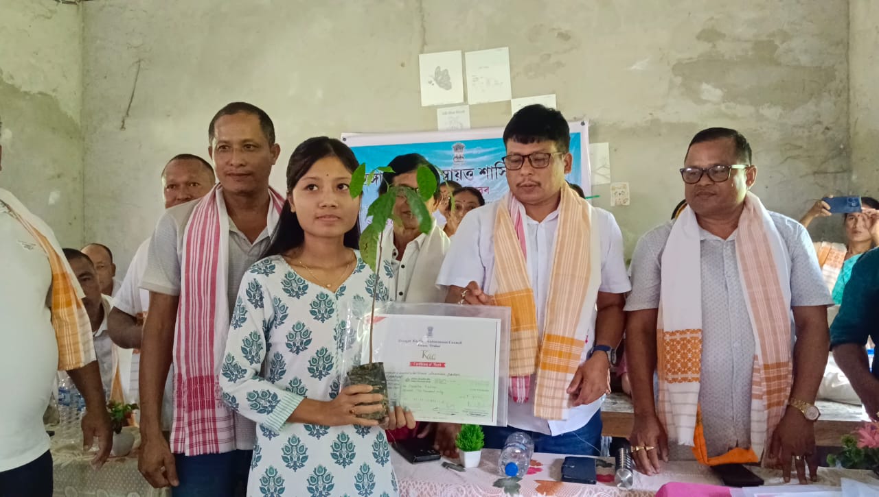 ঠেঙাল কছাৰী স্বায়ত্তশাসিত পৰিষদৰ উদ্যোগত মেৰাপানীত জ্ঞান বিকাশ বঁটাৰ অধীনত ৯২গৰাকী ছাত্ৰ-ছাত্ৰীক চেক প্ৰদান