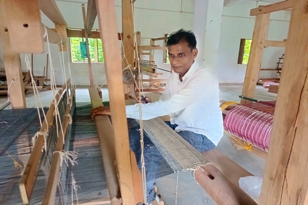 Mann Ki Baat: PM Lauds Weaver Navin Kumar for Empowering 261 Artisans Through Cooperative