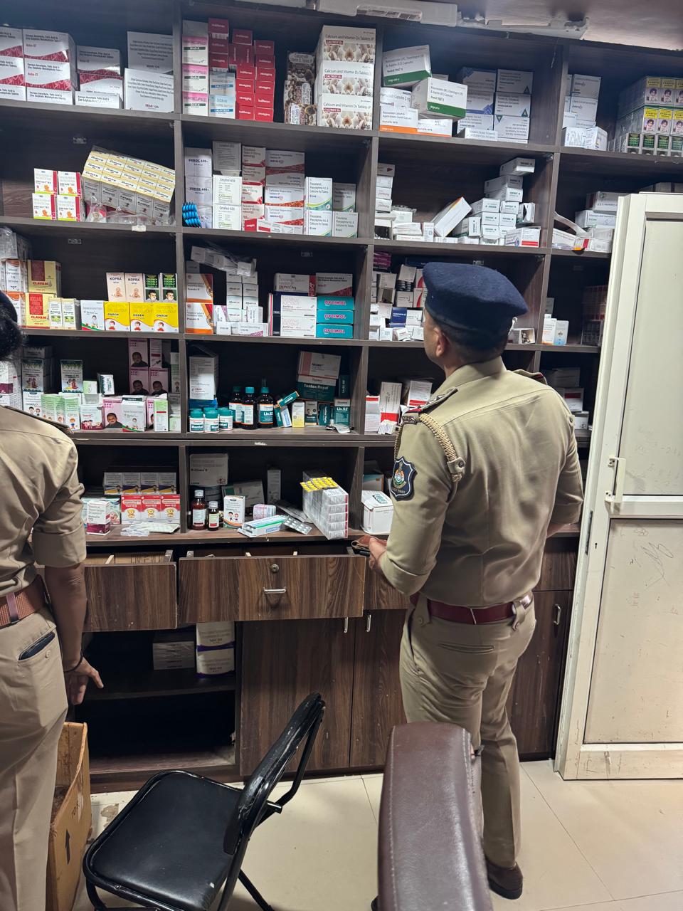પ્રિસ્ક્રિપ્શન વિના દવાઓનું વેચાણ કરતા રાજયભરના દુકાનદારો સામે કાયદેસરની પોલીસની કાર્યવાહી