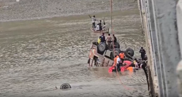 ગુજરાતના વડોદરા જીલ્લાના પાદરા પાસે બ્રિજનો એક ભાગ તૂટી પડતાં નવનાં મોત અને નવ ઇજાગ્રસ્ત