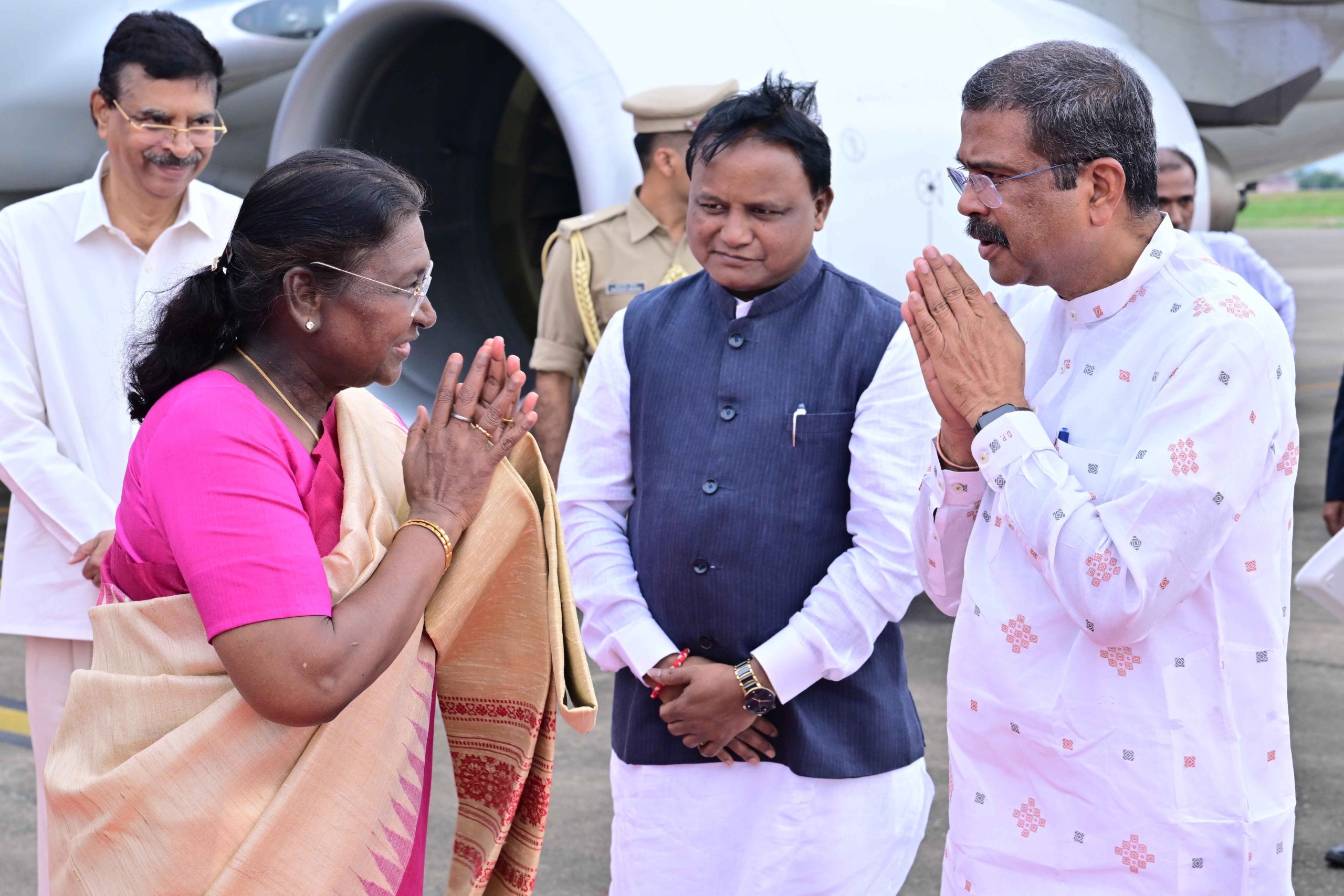 President Droupadi Murmu begins two-day Odisha visit, receives warm welcome in Bhubaneswar