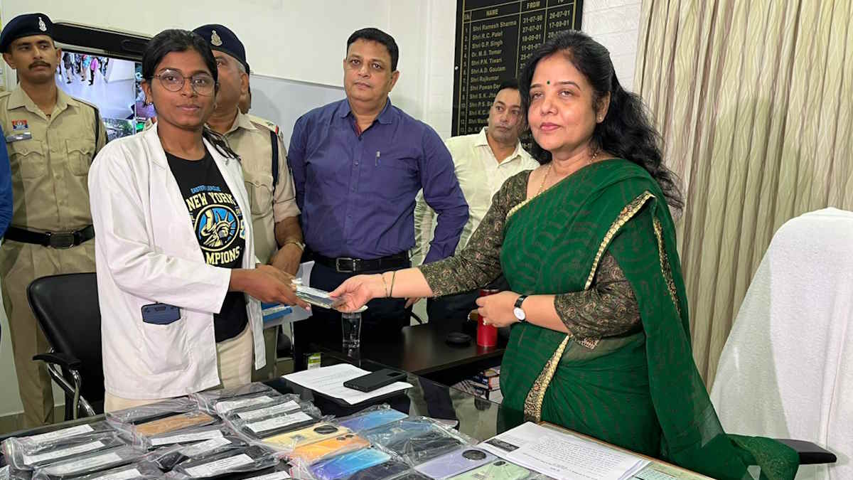 रायपुर जीआरपी ने यात्रियों के चोरी हुए 75 मोबाइल फोन बरामद किए