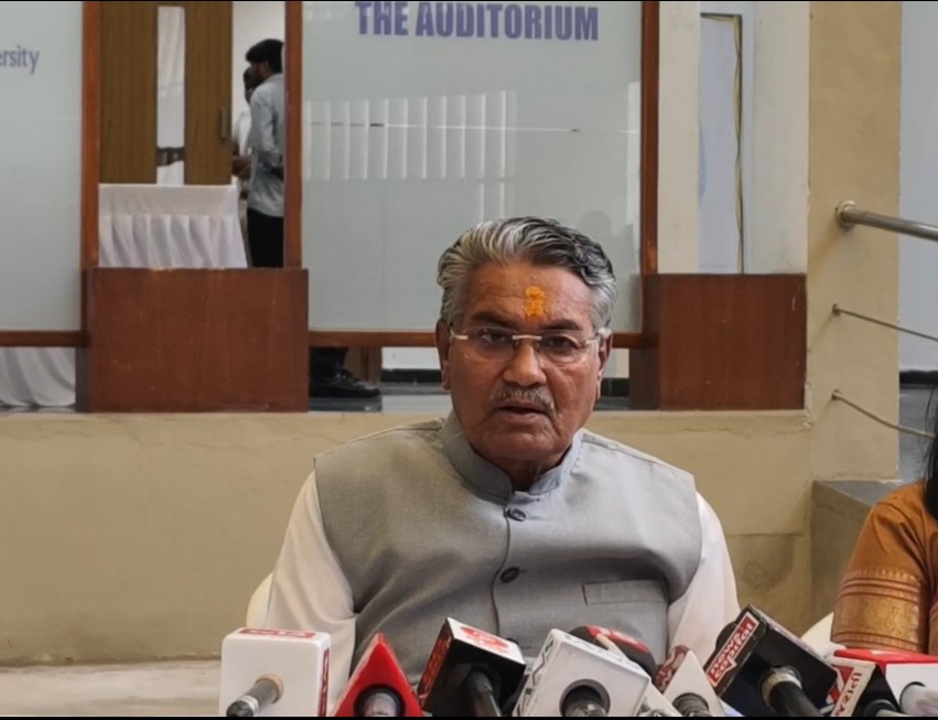 કૃષિ મંત્રી રાઘવજી પટેલે જણાવ્યું છે કે, રાજ્યમાં ખાતરની અછત નથી  અને ખેડૂતોને ખાતર મળી રહે તે માટે પુરતું આયોજન કરવામાં આવ્યું છે