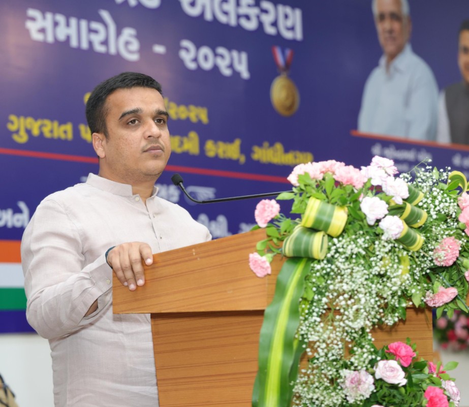 ગૃહ રાજ્યમંત્રી હર્ષ સંઘવીએ રાજ્યમાં શાંતિ-સલામતીની જાળવણી અને સૌની સુરક્ષા કરવામાં પોલીસનું યોગદાન અમૂલ્ય ગણાવ્યું